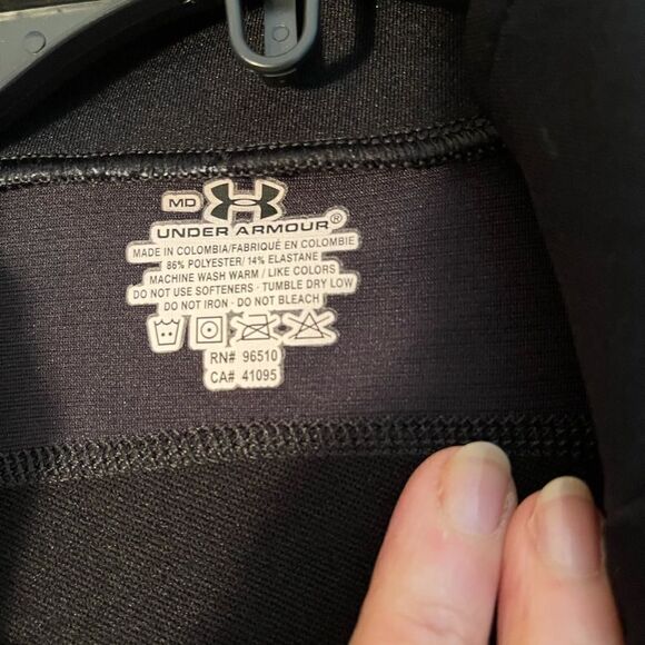 Under Armour black long sleeve top zipper pocket at wrist , size medium‎ - Picture 4 of 13